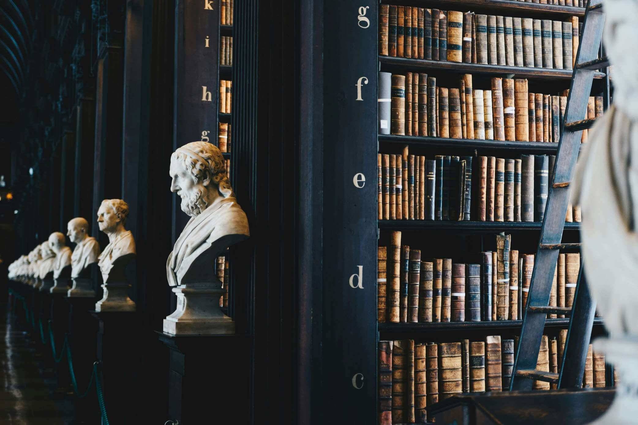Estantes de uma biblioteca jurídica tradicional